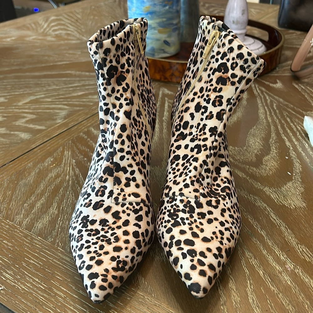 Gorgeous Betsy Johnson kitten-heel boots!